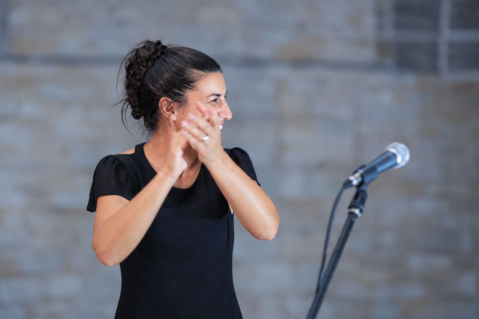 Emanuela Sorgia al microfono durante un intervento